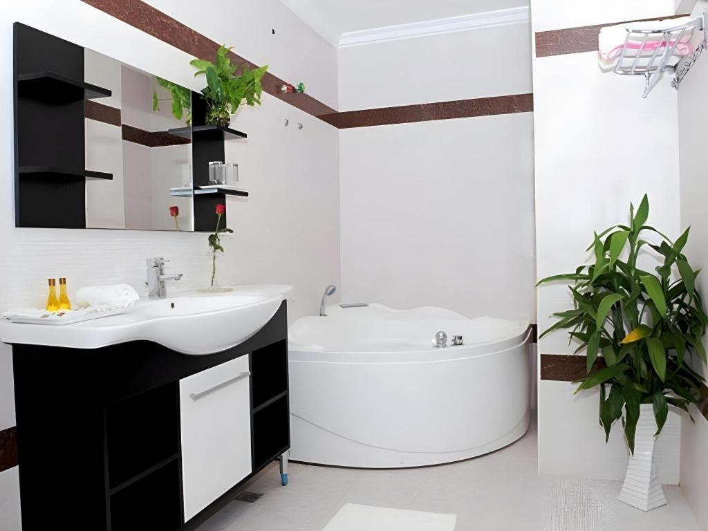 Vy Chhe Hotel Battambang Exteriör bild