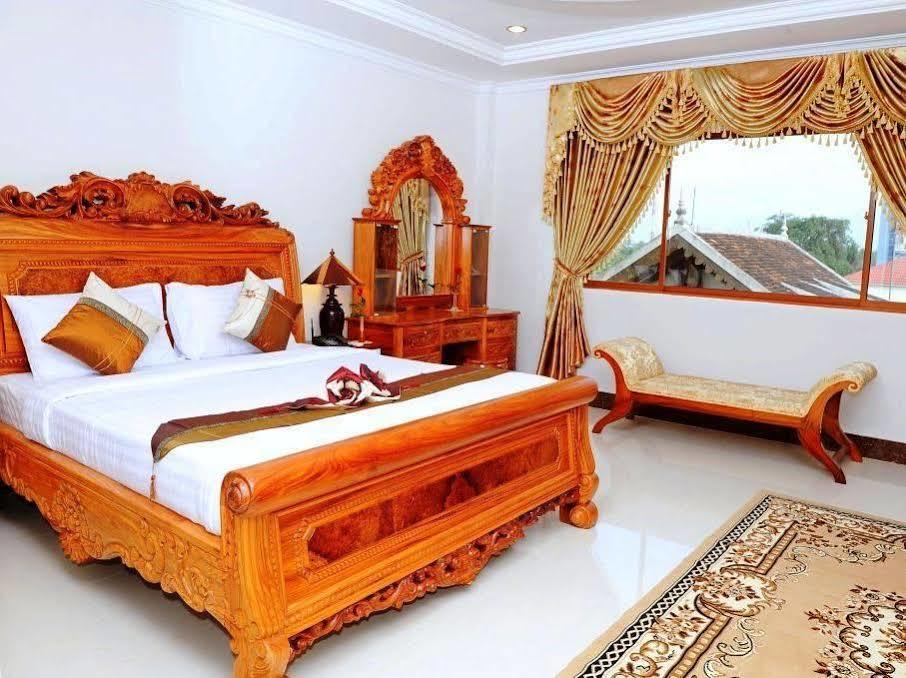 Vy Chhe Hotel Battambang Exteriör bild